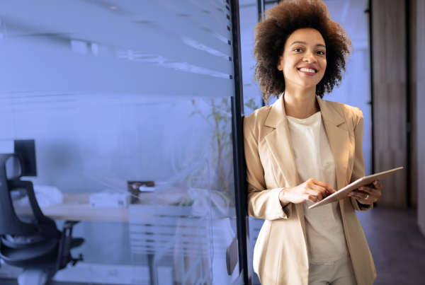 CEO im Büro, Ausblick Asset Management