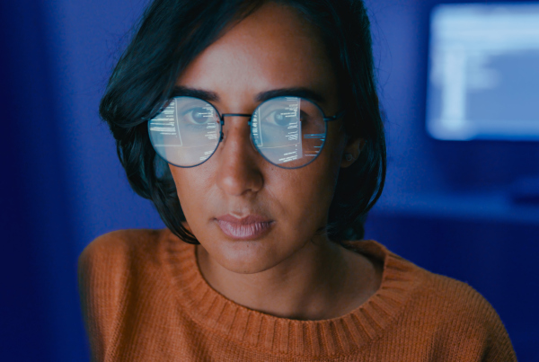 Exposure Management, Frau am PC, Daten