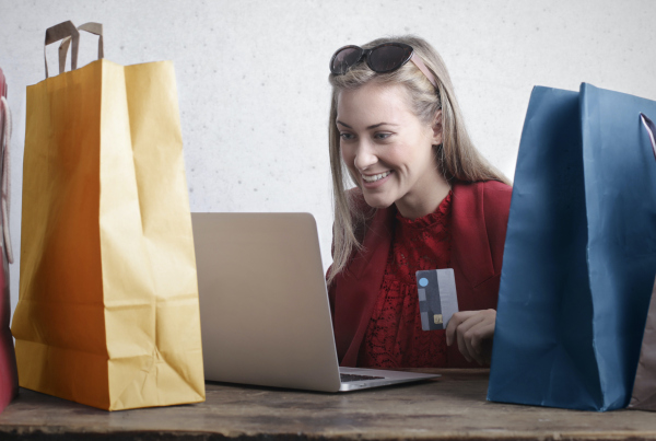 Frau ist am Laptop mit Kreditkarte, Online-Shopping, digital, Wettbewerb