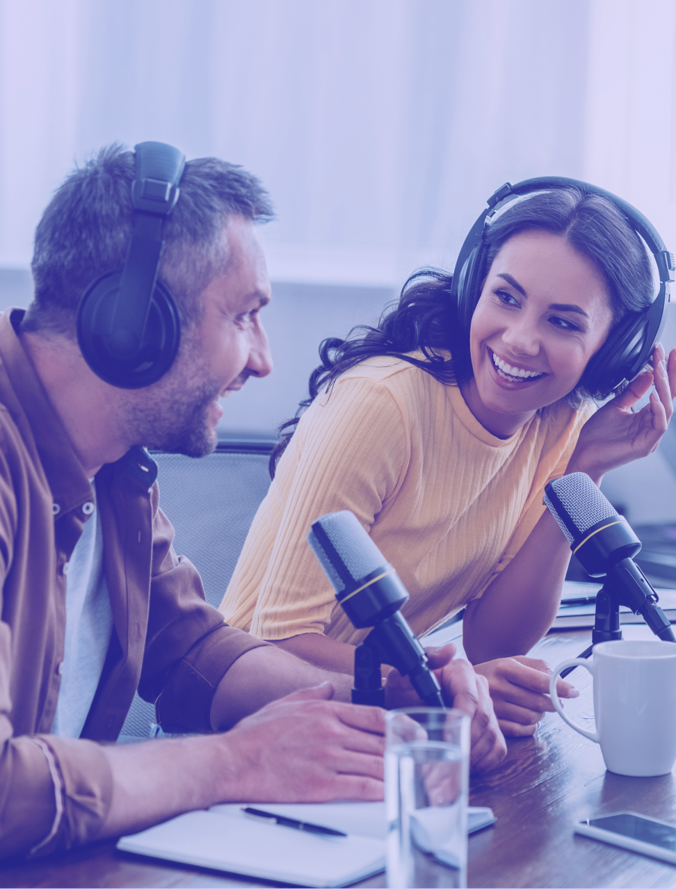 Frau und Mann nehmen Podcast auf, Mikrofone, Kopfhörer, Laptop, Klardenker on air, Customer Experience, Customer Experience Measurement