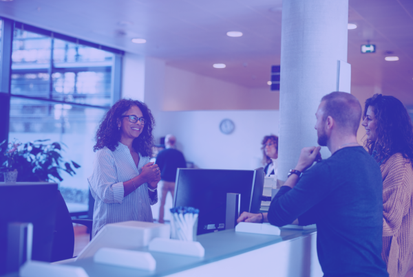 Paar am Schalter, Bürgeramt, freundliches Personal, Bürgernähe, öffentlicher Sektor