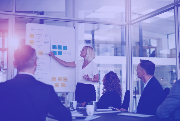 Projektmanagement, Frau stellt Ergebnisse vor, Whiteboard, Meeting, Brainstorming, Erarbeitung, Post Its